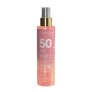 ILUINNOVATSIOON: Esimene SPF50 päikeseõli Euroopas koos kauni säraga! Luksuslik SPF50 päikesekaitseõli, mis kaitseb nahka tumedate laikude ja vananemise eest, andes sellele sära tänu looduslikele pärlmutriosakestele. Kerge, veekindel ja kiiresti imenduv tekstuur tagab mugava kasutuskogemuse. Monoi lõhnaga, keskkonnasõbralik koostis, sobib teadlikule ilutarbijale! Naudi maksimaalset kaitset ja loomulikku sära uuendusliku valgustpeegeldava päikesekaitseõliga, mis hoiab naha nooruslikuna ja kaitstuna. Tõhus kaitse ja nahasõbralik koostis – UVA BOOST kompleks – aitab ennetada pigmentatsioonilaike ja naha enneaegset vananemist. – SPF50 laia spektriga kaitse – kõrge UVA-kaitse (40 vs 17 CEE). – Uue põlvkonna päikesefiltrid, mis on ohutud nii inimese tervisele kui ka mereökosüsteemidele. – Veekindel ja kergesti imenduv tekstuur, mis jätab naha pehmeks ja säravaks. – Orgaanilise vaarika õliga Särav ja kumav lõpptulemus – Rikastatud looduslike roosade pärlmutriosakestega, mis annavad nahale satiinse kuma ja kauni valguspeegelduse. – 100% looduslikud sädelevad osakesed, valmistatud Mica ja Silica mineraalidest, mis on keskkonnasõbralikud ja looduslikult liivas esinevad mineraalid. – Kerge ja siidine tekstuur, mis levib nahale ühtlaselt, ilma kleepuva tundeta.