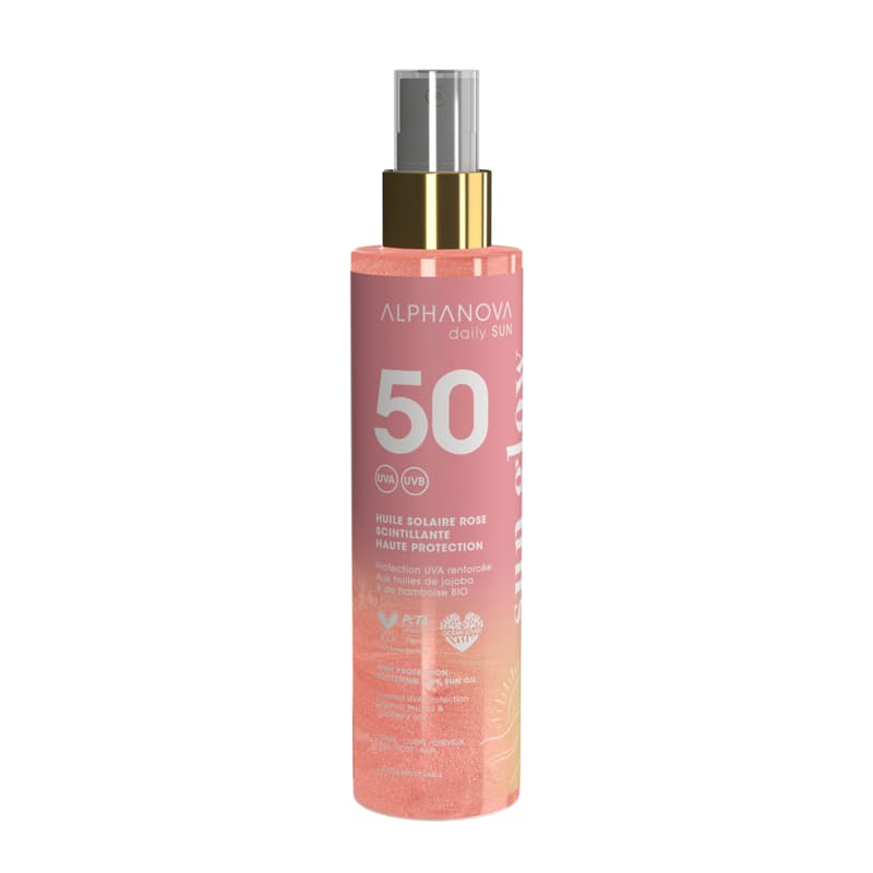 ILUINNOVATSIOON: Esimene SPF50 päikeseõli Euroopas koos kauni säraga! Luksuslik SPF50 päikesekaitseõli, mis kaitseb nahka tumedate laikude ja vananemise eest, andes sellele sära tänu looduslikele pärlmutriosakestele. Kerge, veekindel ja kiiresti imenduv tekstuur tagab mugava kasutuskogemuse. Monoi lõhnaga, keskkonnasõbralik koostis, sobib teadlikule ilutarbijale! Naudi maksimaalset kaitset ja loomulikku sära uuendusliku valgustpeegeldava päikesekaitseõliga, mis hoiab naha nooruslikuna ja kaitstuna. Tõhus kaitse ja nahasõbralik koostis – UVA BOOST kompleks – aitab ennetada pigmentatsioonilaike ja naha enneaegset vananemist. – SPF50 laia spektriga kaitse – kõrge UVA-kaitse (40 vs 17 CEE). – Uue põlvkonna päikesefiltrid, mis on ohutud nii inimese tervisele kui ka mereökosüsteemidele. – Veekindel ja kergesti imenduv tekstuur, mis jätab naha pehmeks ja säravaks. – Orgaanilise vaarika õliga Särav ja kumav lõpptulemus – Rikastatud looduslike roosade pärlmutriosakestega, mis annavad nahale satiinse kuma ja kauni valguspeegelduse. – 100% looduslikud sädelevad osakesed, valmistatud Mica ja Silica mineraalidest, mis on keskkonnasõbralikud ja looduslikult liivas esinevad mineraalid. – Kerge ja siidine tekstuur, mis levib nahale ühtlaselt, ilma kleepuva tundeta.