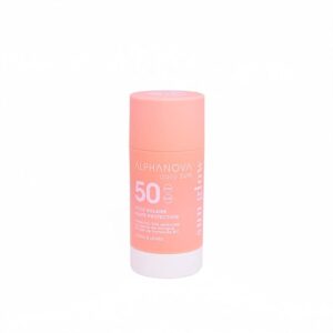 Toode sobib kasutamiseks ka lastele alates 3+ eluaastat. Ohutu nahale, merevee ökosüsteemile ja planeedile. Mõnusa monoi lõhnaga. Vegan. Kõrge kaitsega näo päikesepulk SPF 50 Sun Glow. Keskkonnasõbralik SPF 50 päikesepulk. Kõrge kaitse, lihtne peale kanda tänu uuele koostisele, mida on ülimugav kaasas kanda. Kahekordne niisutav ja rahustav toime tänu hoolikalt valitud eksootilistele koostisosadele: orgaaniline mangovõi, vaarikaõli ja orgaaniline aloe vera mahl. See päikesepulk sisaldab enam kui 74% looduslikku päritolu koostisosi ja 20% orgaanilisi koostisosi. Nahal õrnalt libisev tekstuur ja eksootiline Monoï aroom, mis köidab kõiki meeli. Kogu perele, alates 3 eluaastast. Taaskasutatud ja taaskasutatavad plastpakendid. UVB 50 / UVA 32.