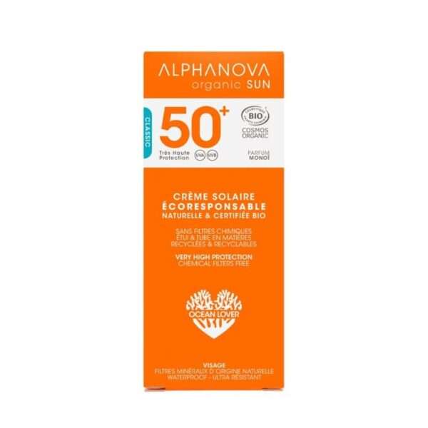 Alphanova BIO päikesekreem SPF 50+ pakub väga kõrget kaitset UVA/UVB kiirguse eest tänu looduslikele mineraalfiltritele. Veekindel ja keemiliste filtriteta sertifitseeritud päikesekaitsekreem on rikastatud orgaanilise Aloe Vera, Jojoba- ja Tamanu õlidega, mis niisutavad ja kaitsevad nahka. Kerge Monoi lõhn muudab selle kasutamise eriti nauditavaks. Looduslik päikesekaitse ei kahjusta mereökosüsteemi ning aitab hoida korallrahud, kalad ja merekarbid turvalisena. Mineraalsed filtrid jäävad naha pinnale ega imendu kehasse, pakkudes kohest kaitset. Kanna kreemi nahale ühtlaselt ning uuenda kaitset pärast ujumist või kuivatamist. Väldi päikese käes viibimist ajavahemikus 11.00–15.00.