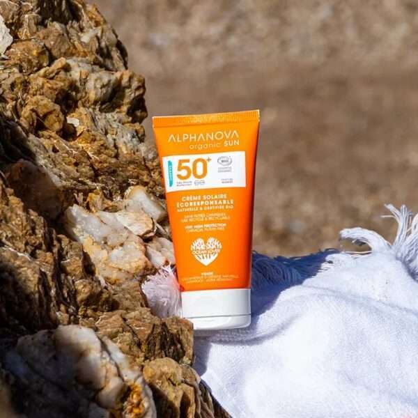 Alphanova BIO päikesekreem SPF 50+ pakub väga kõrget kaitset UVA/UVB kiirguse eest tänu looduslikele mineraalfiltritele. Veekindel ja keemiliste filtriteta sertifitseeritud päikesekaitsekreem on rikastatud orgaanilise Aloe Vera, Jojoba- ja Tamanu õlidega, mis niisutavad ja kaitsevad nahka. Kerge Monoi lõhn muudab selle kasutamise eriti nauditavaks. Looduslik päikesekaitse ei kahjusta mereökosüsteemi ning aitab hoida korallrahud, kalad ja merekarbid turvalisena. Mineraalsed filtrid jäävad naha pinnale ega imendu kehasse, pakkudes kohest kaitset. Kanna kreemi nahale ühtlaselt ning uuenda kaitset pärast ujumist või kuivatamist. Väldi päikese käes viibimist ajavahemikus 11.00–15.00.