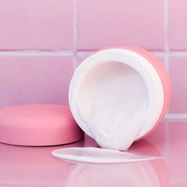 Alphanova Thermal Care taastav kortsudevastane kreem toidab ja silub kuiva nahka intensiivselt. Selle rikkalikus termilises koostises on ühendatud kaks hüaluroonhapet ja kaks kortsudevastast toimeainet: Power HBR ja Ayurveda püha basiilik ning intensiivne orgaaniline toitekompleks, mis vähendavad kortse, vähendavad punetust ja stimuleerivad naha elastsust. 95% väidavad, et dehüdratsioonikortsud tunduvad pehmenenud. (Power HBR test, 20 naist 28 päeva, kaks korda päevas). Selle kreemjas, toitev ja mittekleepuv tekstuur täidab ja taastab naha sära ja elastsuse. Selle õrn aroom, nii lilleline kui puudrine, muudab pealekandmise väga meeldivaks. Peened jooned ja kortsud vähenevad. Nahk on särav, intensiivselt niisutatud ja nooruslikult särav. 99% looduslikku päritolu koostisosi – 40% orgaanilisi koostisosi. Kelle jaoks ? Normaalne kuni väga kuiv nahk. ALPHANOVA Thermal Care on erakordse efektiivsusega looduslike hoolduste sari, mis ühendab endas: • Uuenduslikud uue põlvkonna looduslikud toimeained • Provence’i rahustav termaalvesi • Sertifitseeritud mahe- ja vegantoote loomulikkus