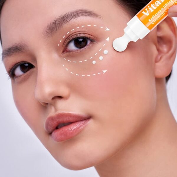 Silmaümbruskreem 7DAYS MY BEAUTY WEEK VITAMIN C “RE-FRESH” jahutava keraamilise aplikaatoriga. Rekordiliselt kõrge C-vitamiini ja õli kompleksi kontsentratsioon annab: • Lifting efekti. Kreem võitleb tumedate silmaaluste ja väsimusjälgedega. • Sära. C-vitamiin taastab ja helendab teie nahka, on võimsa antioksüdantse toimega, võitleb pigmendilaikudega ja takistab nende tekkimist. • Nourishing Oil kompleks küllastab nahka niiskusega, tugevdab seda, muudab selle elastseks ja silub kortse. “RE-FRESH” jahutav metallist aplikaator eemaldab tursed, lõdvestab lihaseid, aitab parandada mikrotsirkulatsiooni ja süvendada aktiivsete komponentide läbitungimist. Puhastage nahka tavalise näopuhastusvahendiga