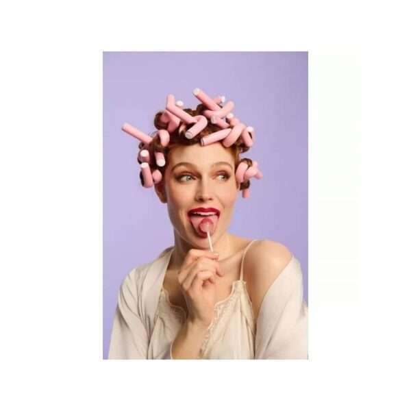 The Vintage Cosmetic Company Bendy Hair Rollers Pink Juukserullid Roosad 12tk Loo kauneid lokke ja laineid ilma klambrite ja muude kinnitusteta. Lihtne kasutada ja mugav juustesse kinnitada. Annavad juustele kauni volüümi. Kuidas kasutada samm-sammult: 1. Eralda juuksed salkudeks. 2. Kui jõud peanahani, painuta rulli otsad ülespoole, et see kinnitada. 3. Keera kõik salgud ümber lokirulli. 4. Lahtiste lokkide puhul kasuta suuri salke ja tihedamate lokkide puhul väiksemaid salke. 5. Intensiivsema loki saamiseks kasuta niisketel juustel ja kuivata õrnalt fööniga. 6. Kui juuksed on kuivanud või fikseerunud (kui kasutate kuivadel juustel), kerige rullid lihtsalt lahti ja naudi kaunist lokisoengut!